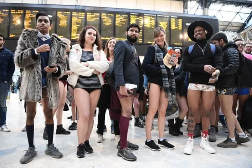 Londonda \"Şalvarsız\" Metro yürüşü Keçirildi