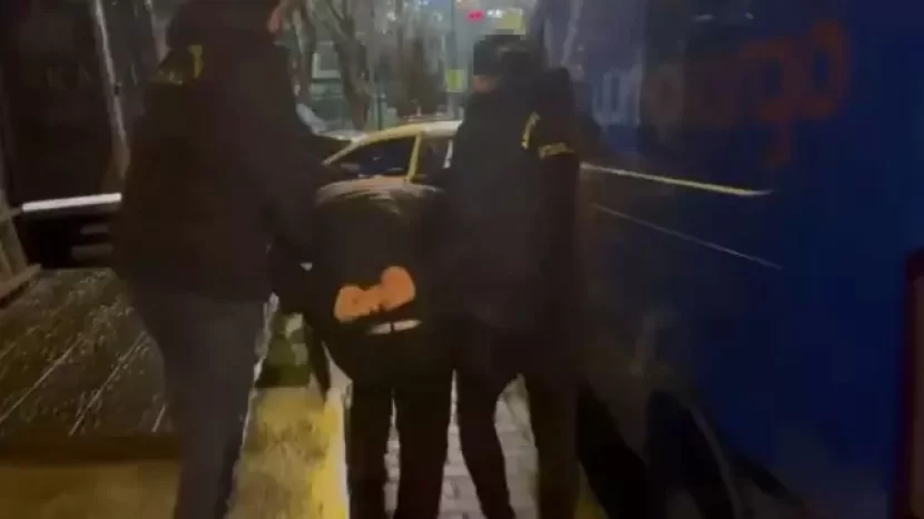 ŞOK HADİSƏ: Taksi sürücüsü sərnişinləri huşsuz vəziyyətdə... - VİDEO