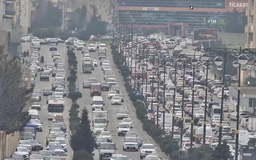 Yolun hərəkət hissəsində parklanma sıxlığa səbəb oldu - FOTO