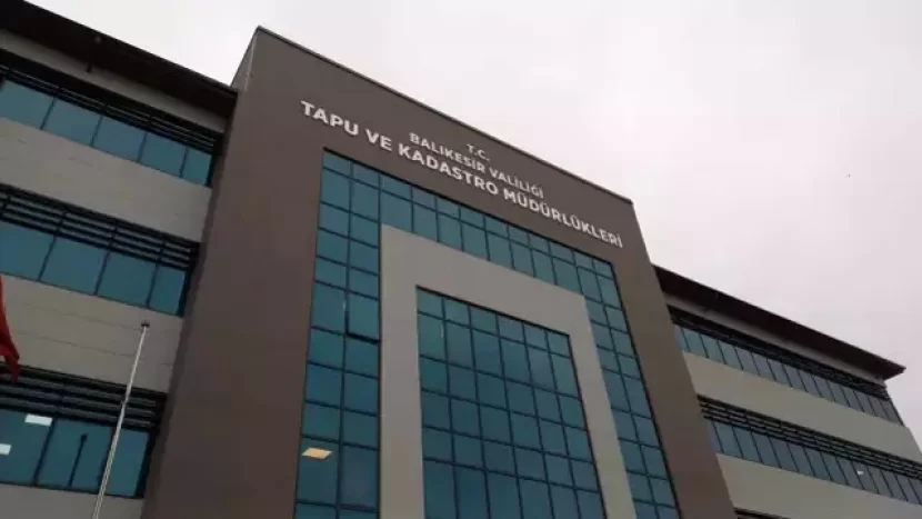 15 yaşlı qız yeni doğulan körpəsini tualetə ATDI