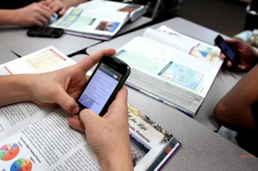 Azərbaycanda bu məktəblərdə telefon qadağan edilib - RƏSMİ
