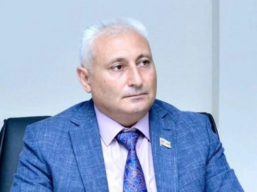 Canlı yayım zamanı deputatın HALI PİSLƏŞDİ - VİDEO
