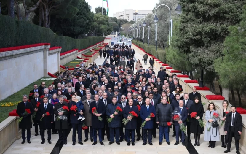 Diplomatlar Şəhidlər xiyabanını ziyarət etdilər - FOTOLAR