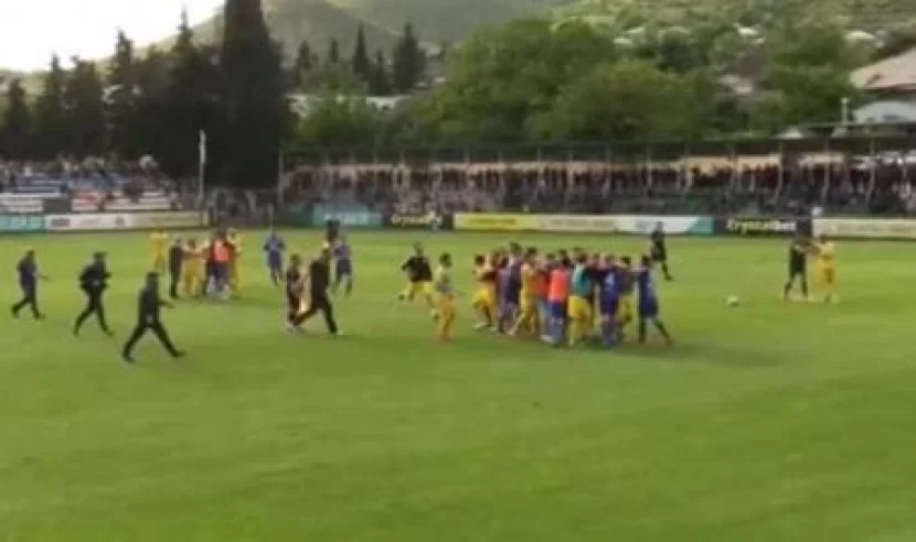 Azərbaycanda matçda futbolçular əlbəyaxa oldu - Video