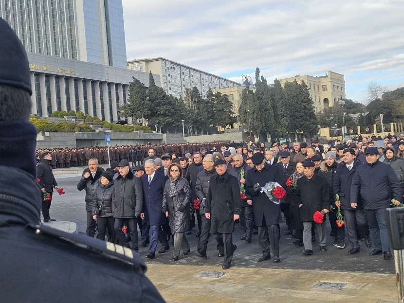 Eldar Əzizov Şəhidlər Xiyabanında - FOTOLAR
