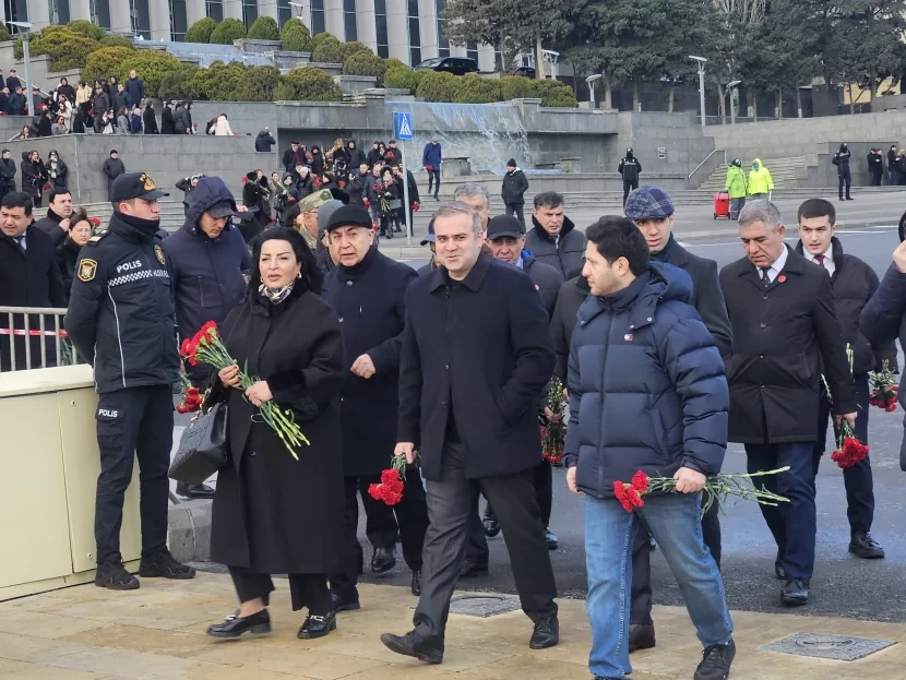 Milli Məclisin deputatları Şəhidlər xiyabanında