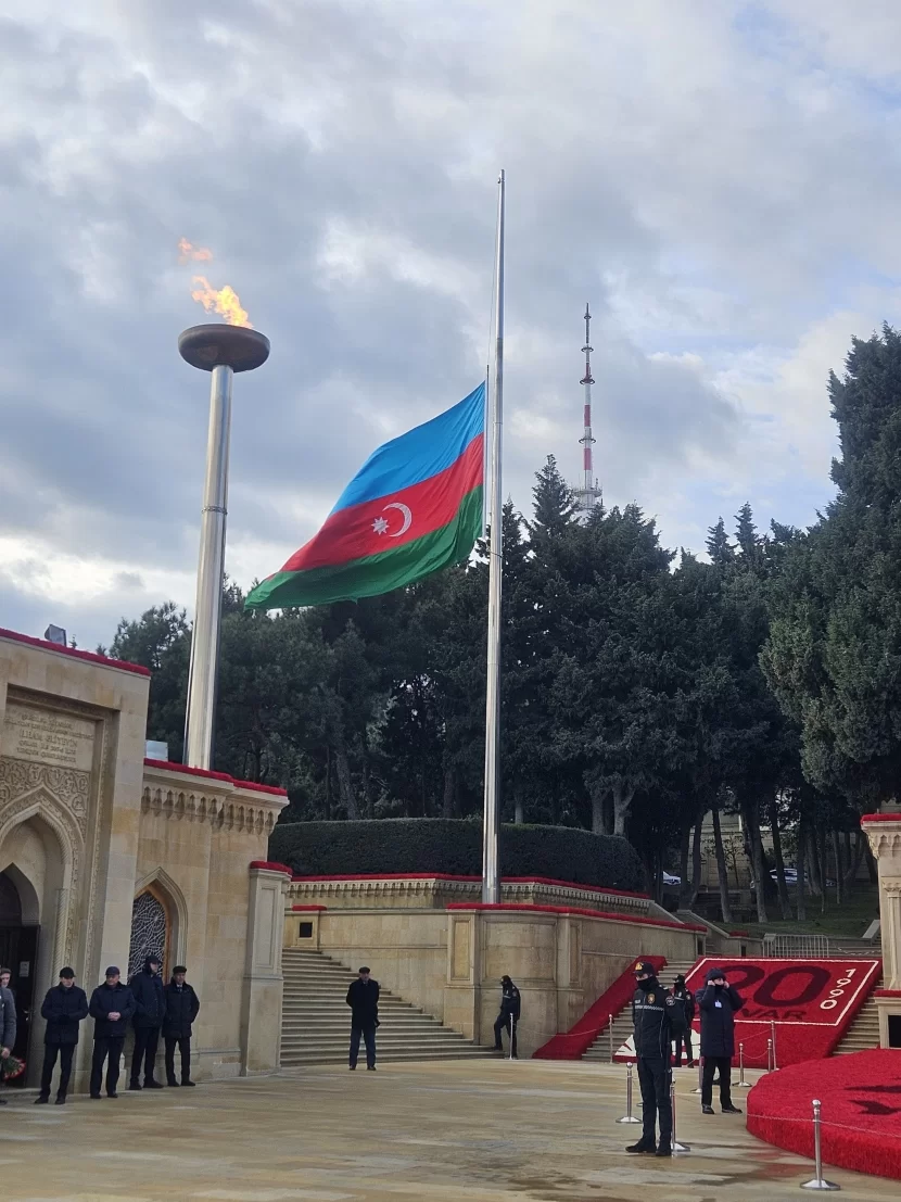 Dövlət bayrağı yarıya endirildi