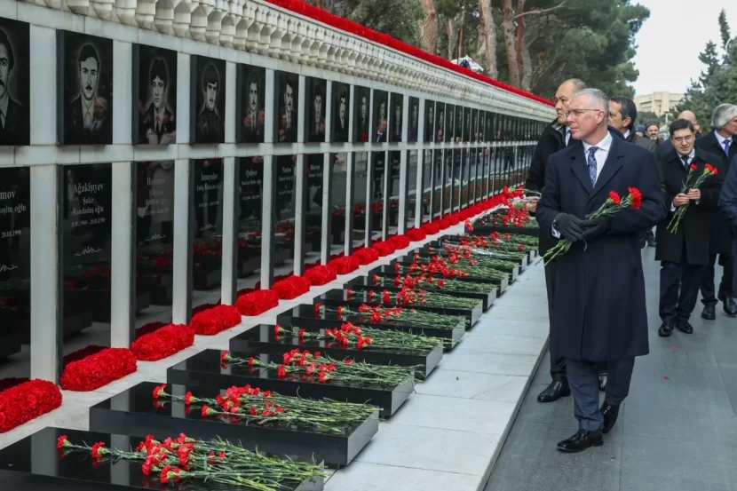 Britaniya səfiri Şəhidlər xiyabanında 