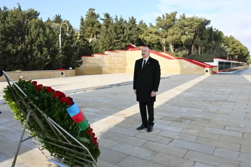 Prezident 20 Yanvar şəhidlərinin xatirəsini yad etdi - FOTOLAR
