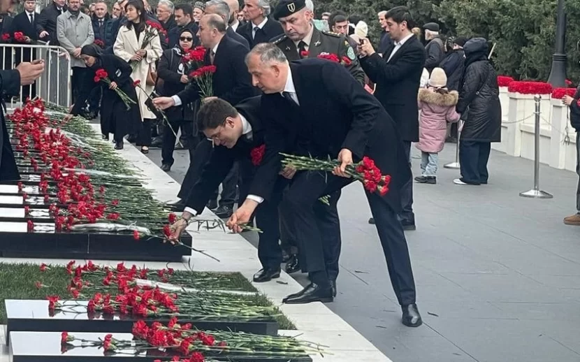 Gürcüstan səfiri Şəhidlər xiyabanında - FOTO
