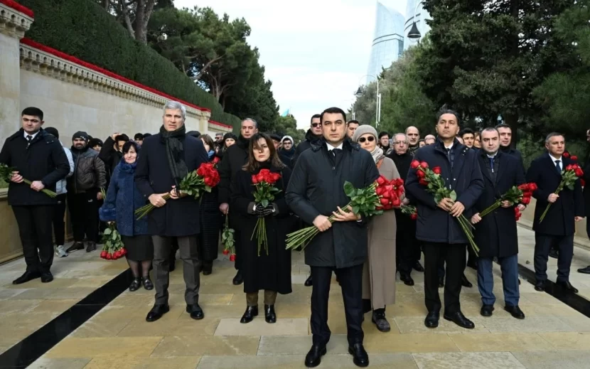 Mədəniyyət Nazirliyinin kollektivi 20 Yanvar şəhidlərinin xatirəsini yad edib - FOTOLAR