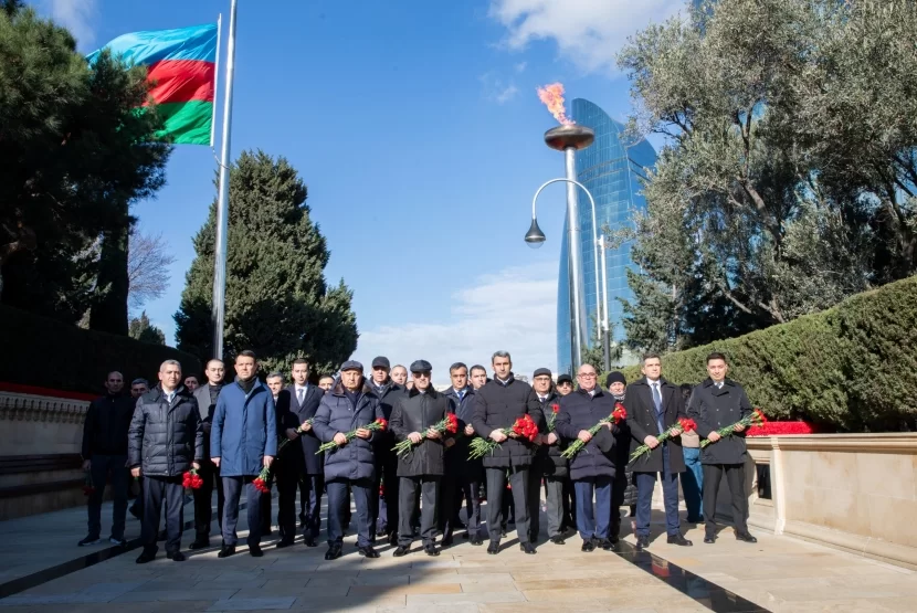 Rövşən Rüstəmov və ADY kollektivi Şəhidlər xiyabanını ziyarət edib - FOTOLAR