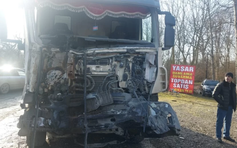 Xaçmazda minik avtomobili “Shagman”la toqquşdu - FOTO