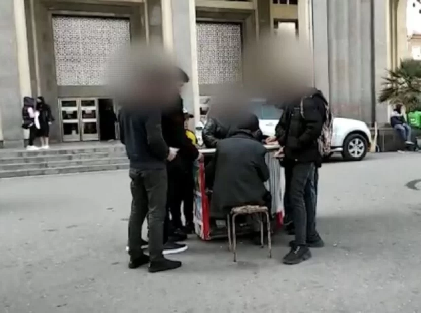 Qanunla qadağandır, amma... – Məktəblilərə də lotereya biletləri satılır