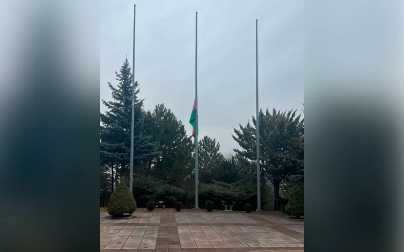 Azərbaycan səfirliyində bayraqlar yarıya ENDİRİLDİ
