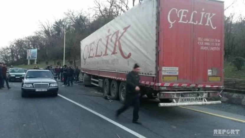Bakı-Qazax yolunda yük maşınları toqquşdu