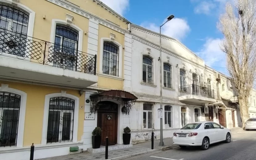 Bakıda tarixi abidəyə müdaxilə olundu - FOTOLAR