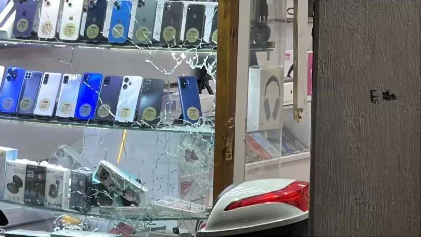 Telefon qutusunu bəyənməyən şəxs mağazaya atəş AÇDI: 2 yaralı var - VİDEO