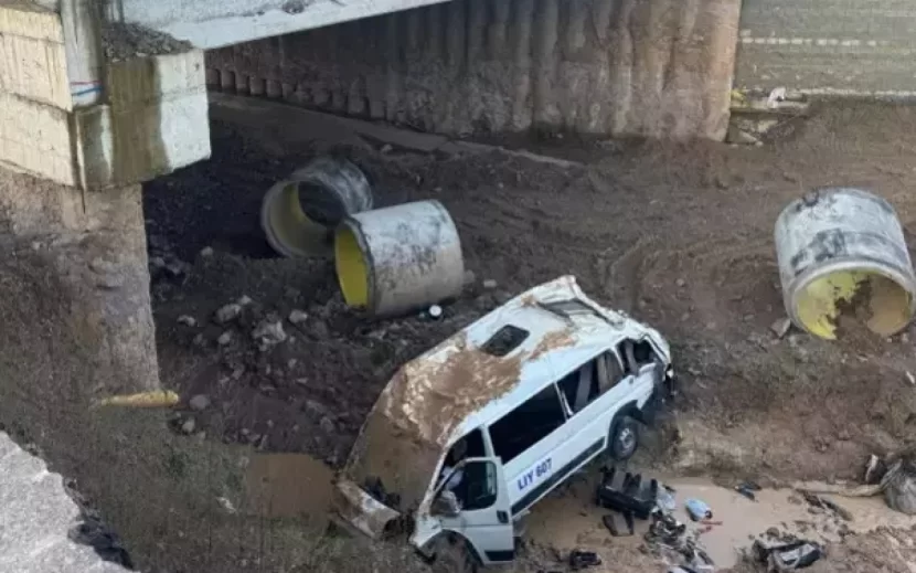 İstanbulda mikroavtobus dərəyə aşdı - Ölənlər var