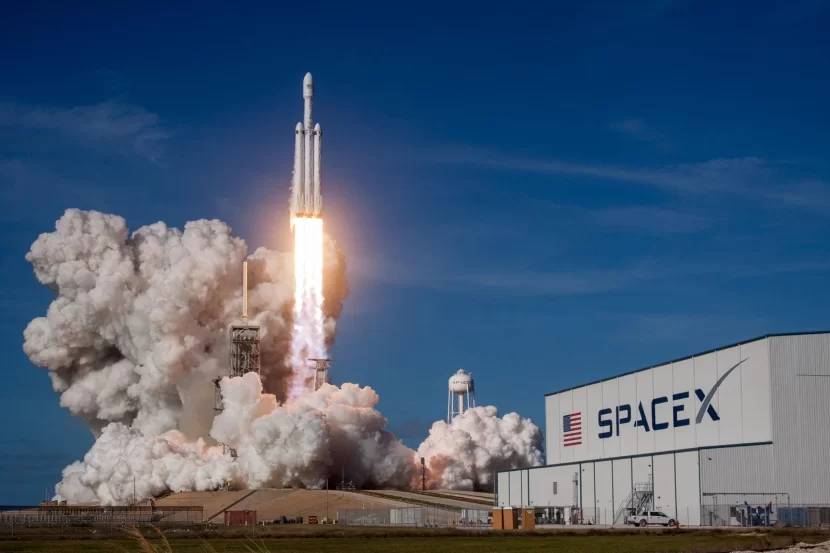 İlon Maskın SpaceX şirkəti 100-cü uğurlu raket enişi ilə rekord qırdı