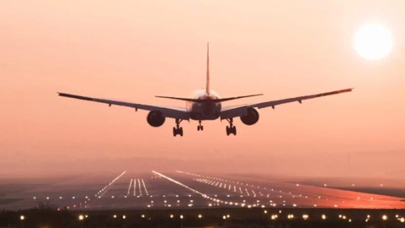 Britaniya və İrlandiyada minlərlə hava reysi təxirə salındı