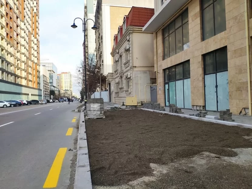 Bakının mərkəzində səkini söküb parklanma yerinə çevirirlər- FOTO