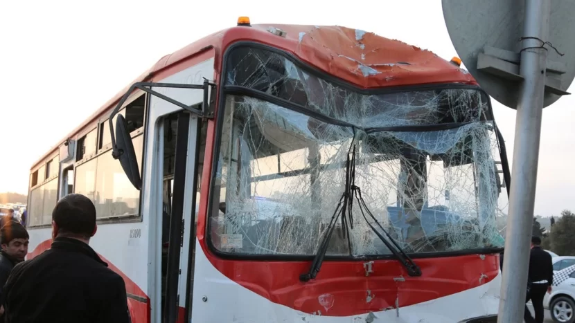 Maştağa qəsəbəsində avtobus qəza törətdi