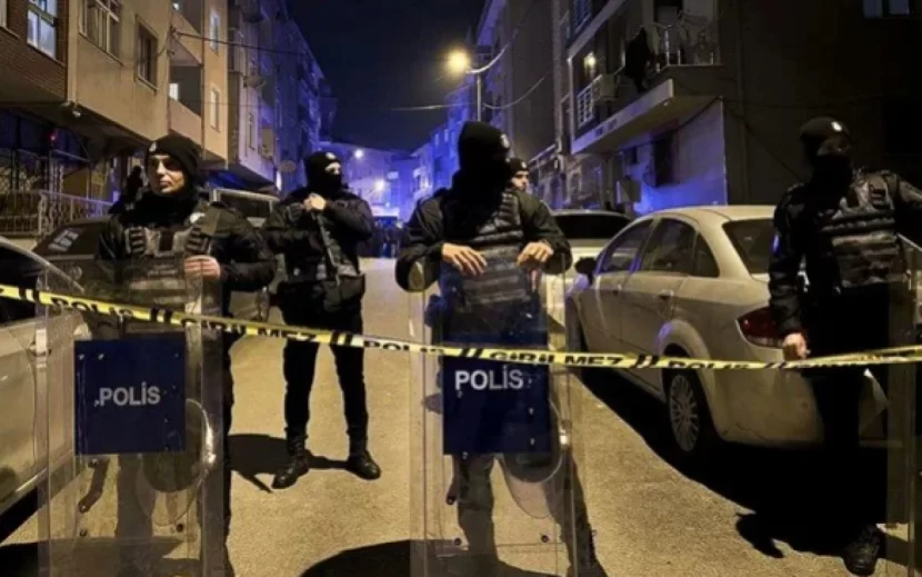 İstanbulda 17 yaşlı oğlan ailə üzvlərini öldürüb, qaçdı