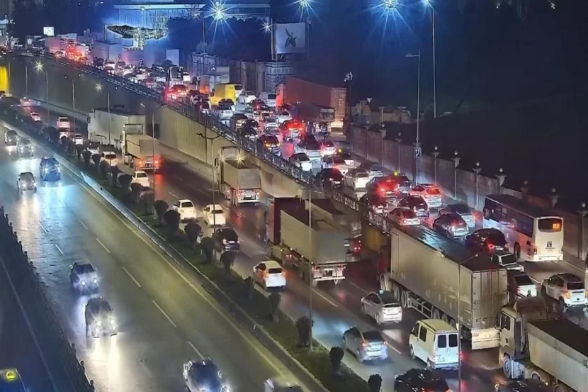 Bakıda yük avtomobillərinin yolda qalması nəqliyyat sıxlığına səbəb oldu
