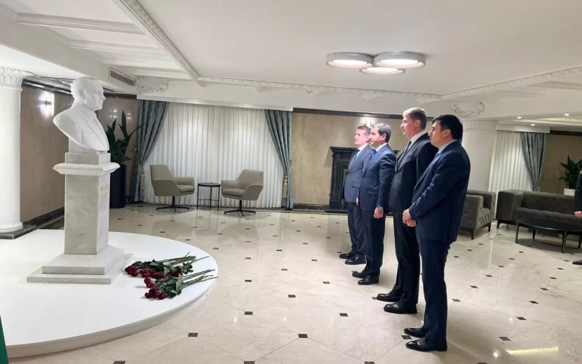 Hikmət Hacıyev İrandakı səfirliyimizin yeni binasında olub