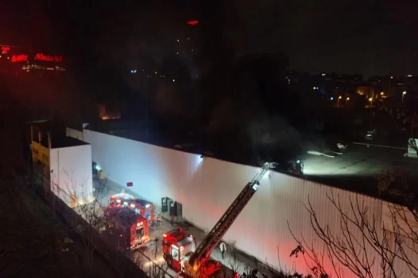 İstanbulda supermarketdə böyük yanğın başladı