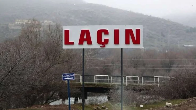 Laçında yük maşını aşdı - Ölən var