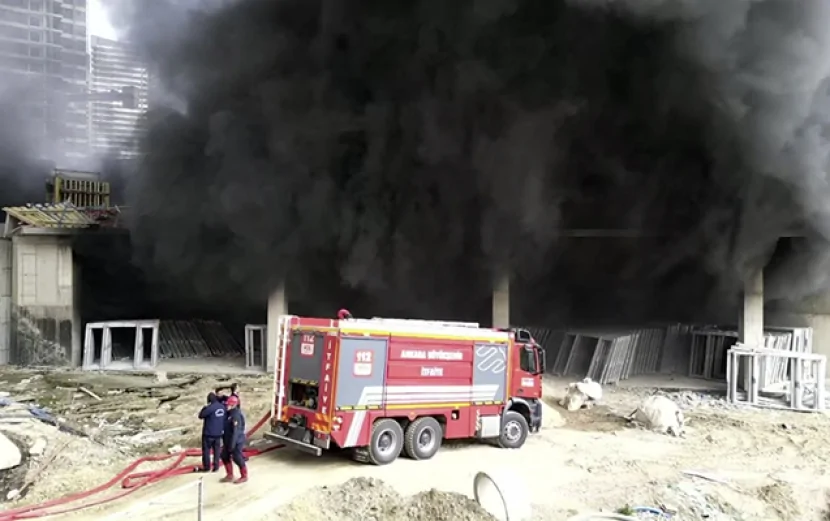 Ankarada yarımçıq tikilidə yanğın: Video - Foto