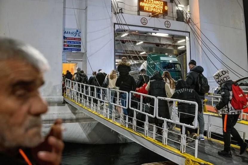 Turistlər zəlzələlərdən sonra Yunanıstan adasını kütləvi şəkildə TƏRK EDİR