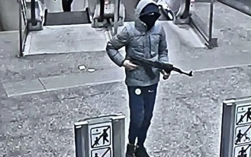 Brüssel metrosunda pulemyotlu iki şəxs görüntülənib - FOTO