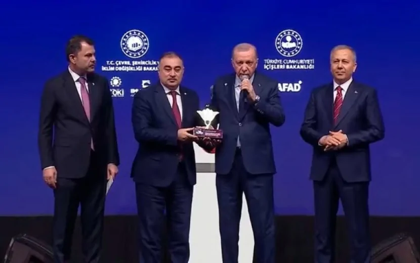 Ərdoğan Azərbaycan səfirinə mükafat verdi - VİDEO