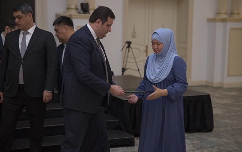 Azərbaycanlı iş adamı qəzada həlak olan qazaxıstanlıların yaxınlarına ev hədiyyə etdi - Fotolar