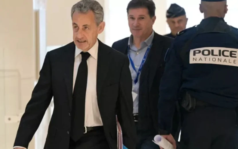 Nikola Sarkozi elektron qolbaq taxacaq