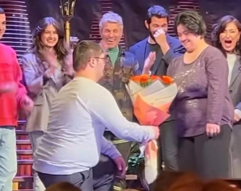 Teatrda evlilik TƏKLİFİ: İki daun sendromlu gəncdən romantik ADDIM - ANBAAN VİDEO