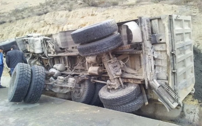 Balakəndə “Kamaz” aşıb, sürücü ölüb