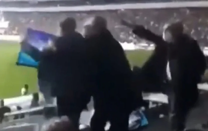 Klub prezidenti stadionun monitorunu qopardı - Video
