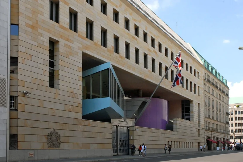 Britaniya rusiya səfirini ölkədən çıxarır - CASUS İTTİHAMI