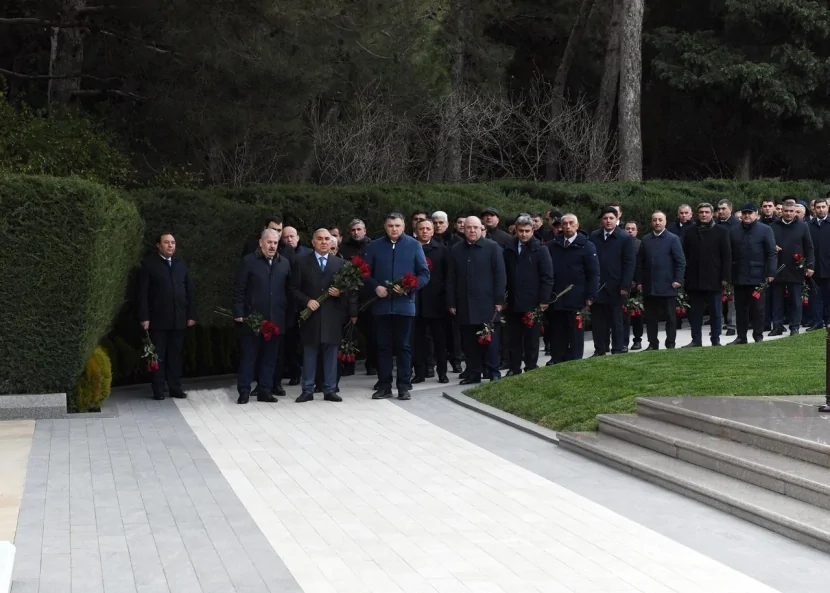 \"Azərişıq\" ASC-nin əməkdaşları və rəhbər heyyəti Fəxri və Şəhidlər xiyabanlarında - FOTO