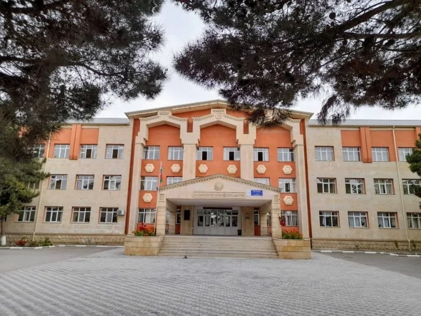 Bakıda məktəbin həyətində qadının başını kəsdilər