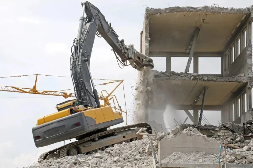 Bakıda plana düşən binalar 8 ildir niyə sökülmür?