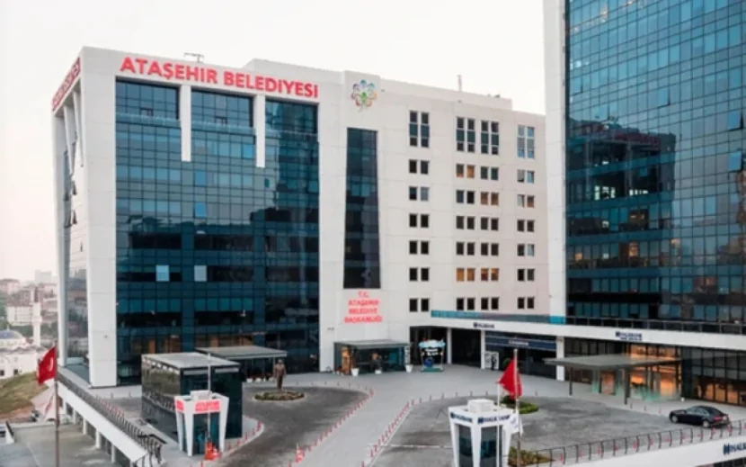 İstanbulda polis əməliyyat keçirdi - Vəzifəli şəxslər saxlanıldı