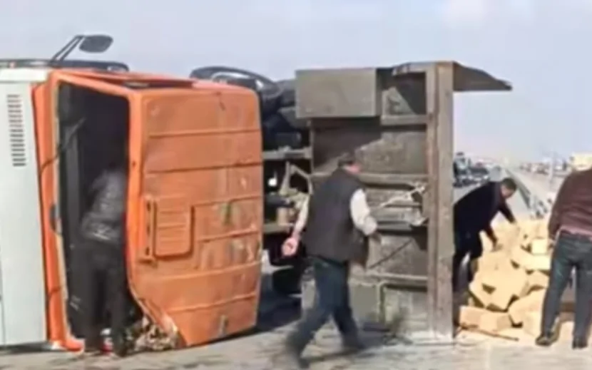\"Kamaz\" aşdı, daşlar yola dağıldı - VİDEO