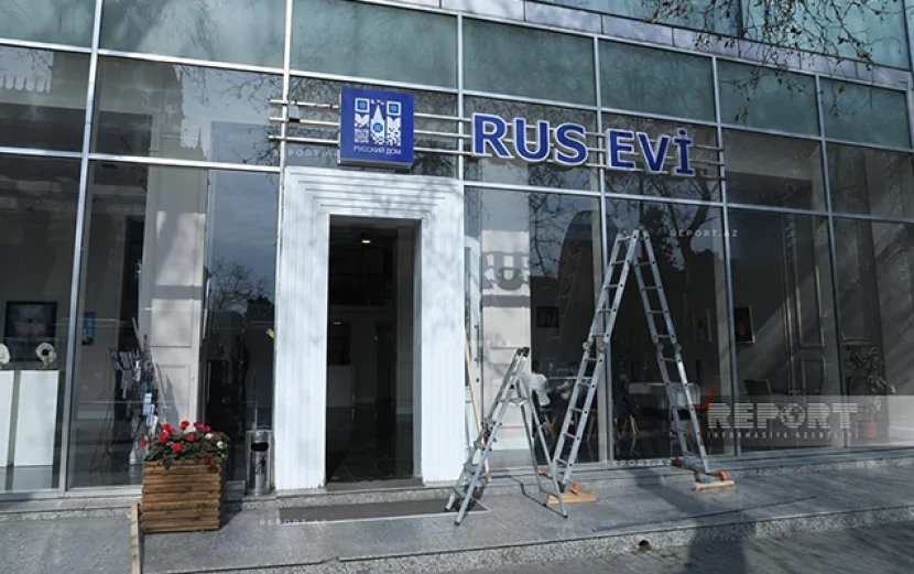 “Rus Evi”nin binasındakı lövhə sökülür: Video - Fotolar