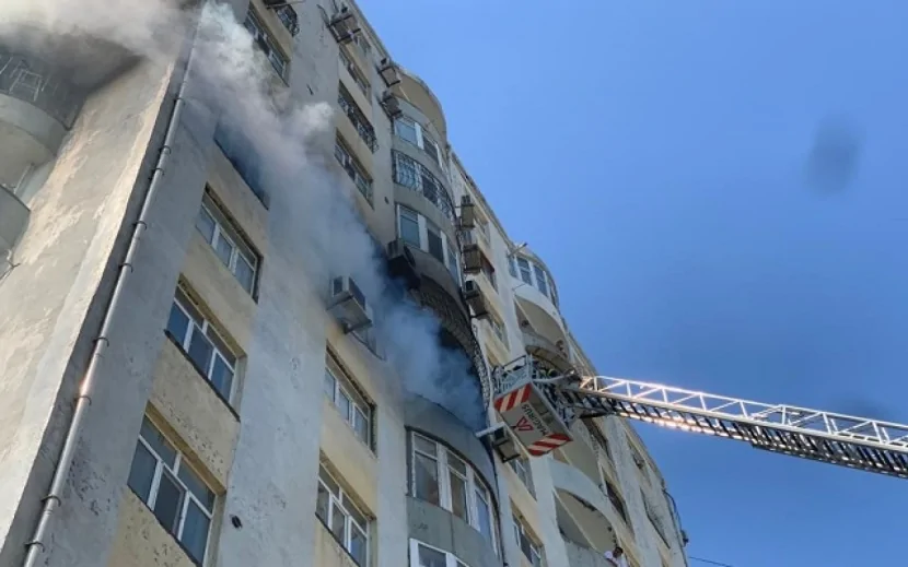 Bakıda beşmərtəbəli bina yanır