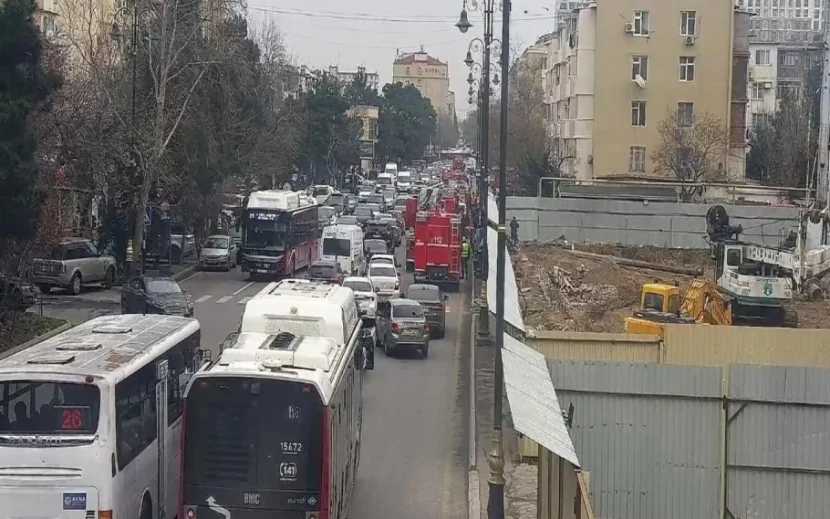 Paytaxtdakı yanğın nəqliyyat sıxlığı yaratdı - FOTO